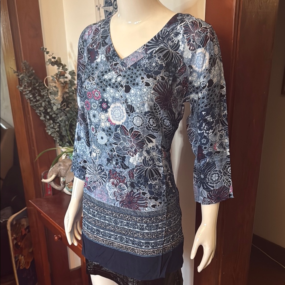 NWT northern reflections size small Floral V-Neck Women's Top - Blue and Pink